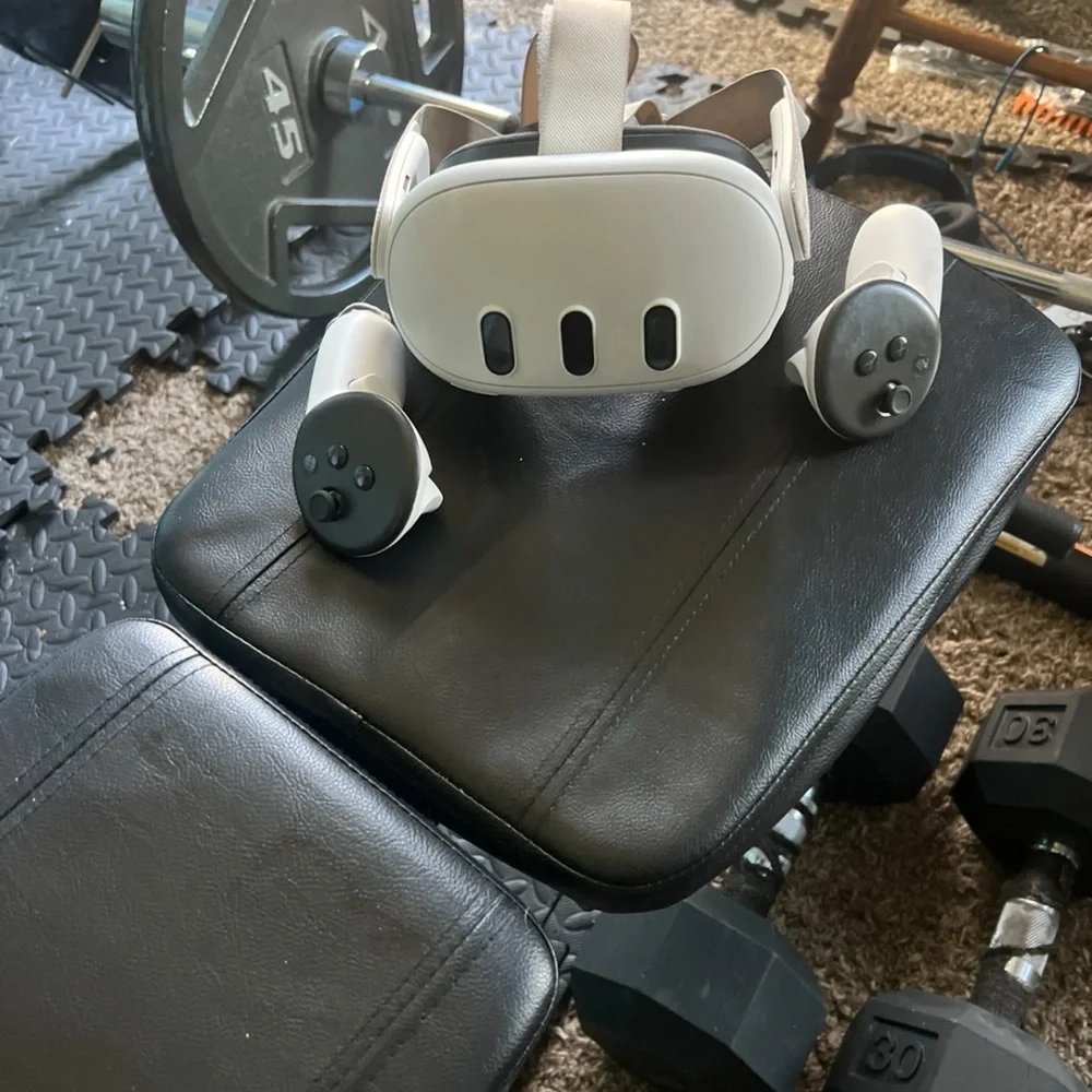 Meta Quest VE Headset with Controllers - White and Black